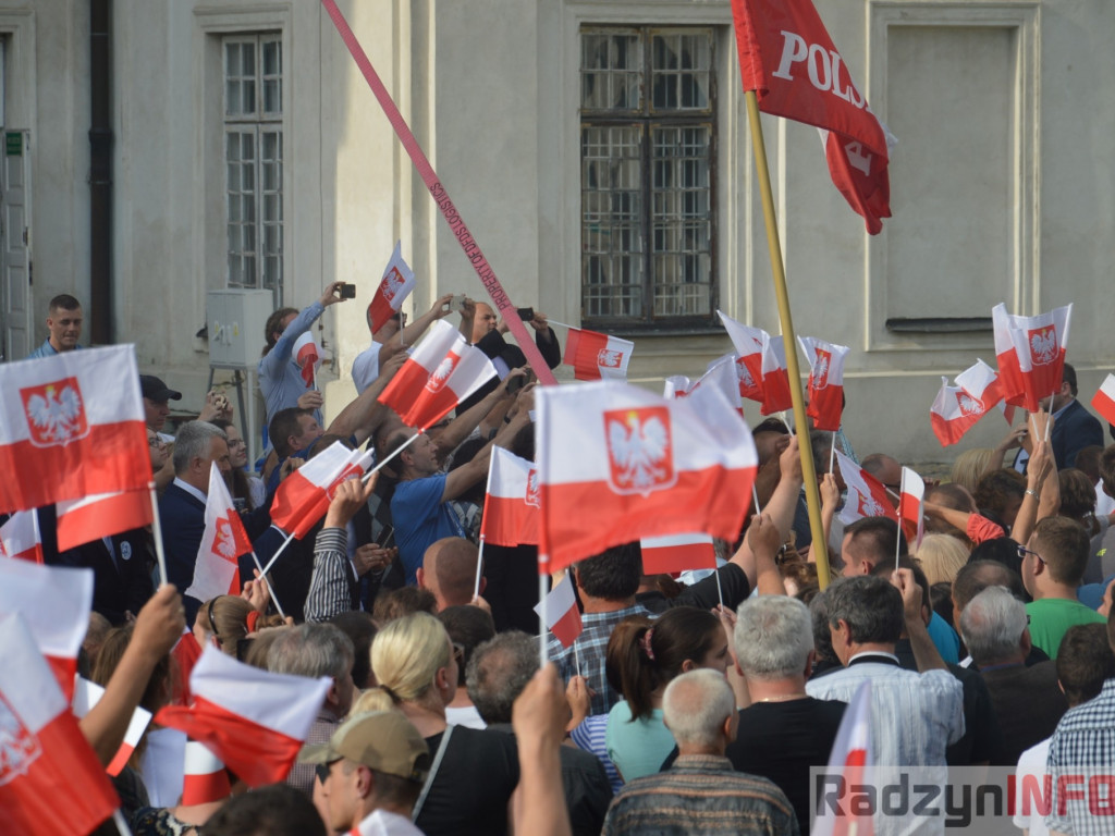 Radzyniacy oczekiwali i witali prezydenta RP na dziedzińcu pałacowym
