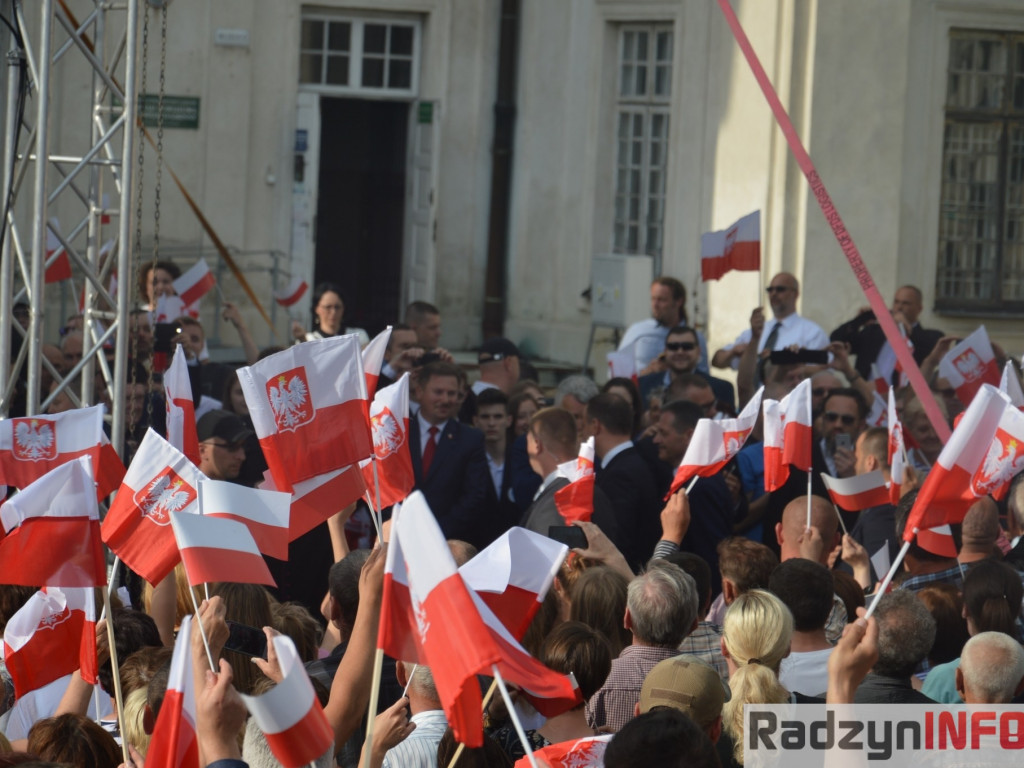 Radzyniacy oczekiwali i witali prezydenta RP na dziedzińcu pałacowym