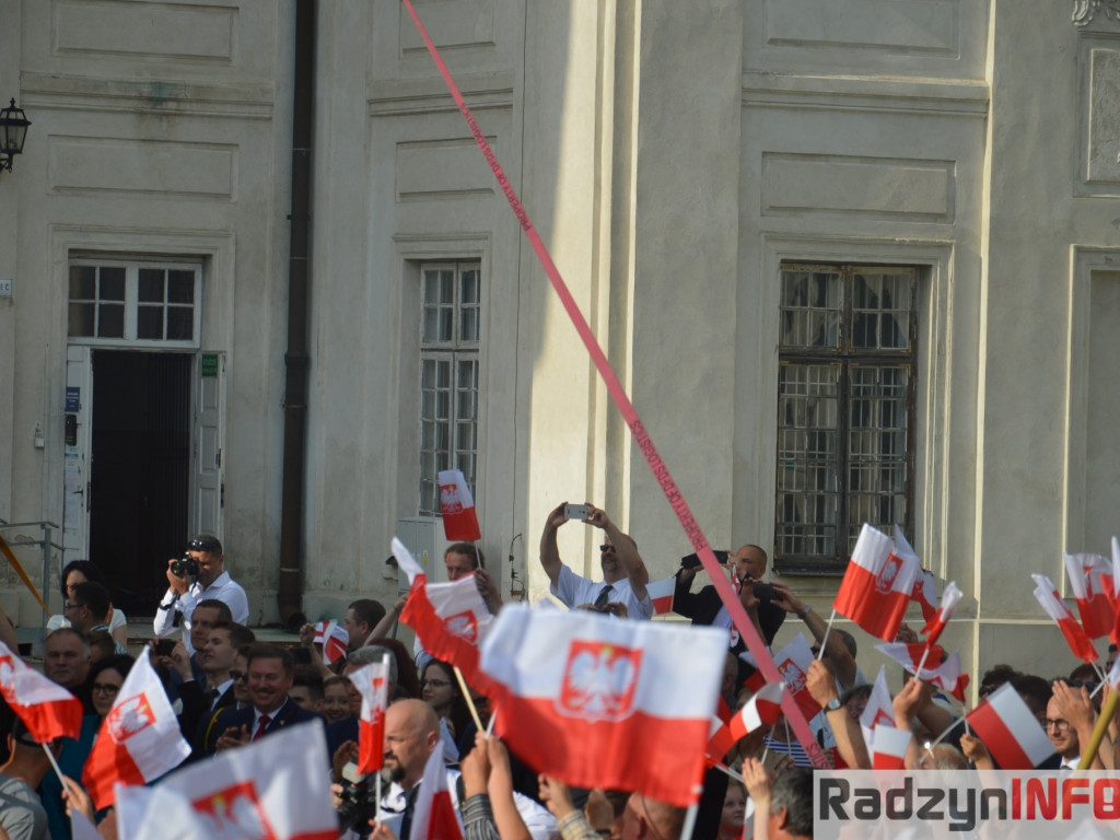 Radzyniacy oczekiwali i witali prezydenta RP na dziedzińcu pałacowym