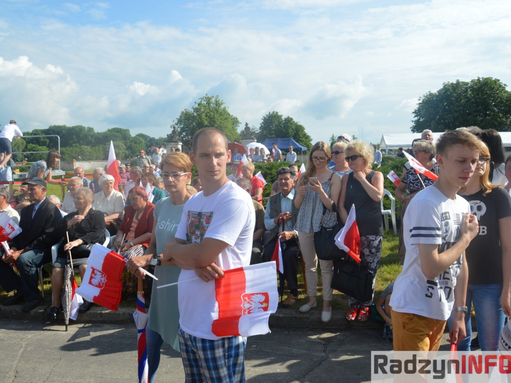 Radzyniacy oczekiwali i witali prezydenta RP na dziedzińcu pałacowym
