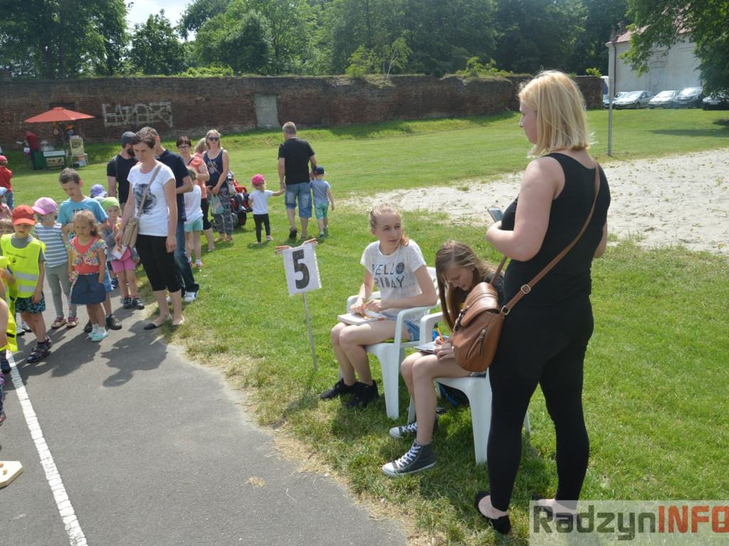 Przedszkolaki bawiły się na świeżym powietrzu