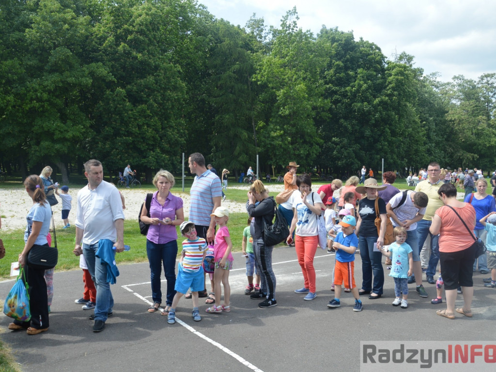 Przedszkolaki bawiły się na świeżym powietrzu