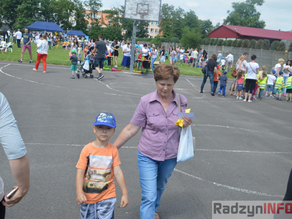 Przedszkolaki bawiły się na świeżym powietrzu