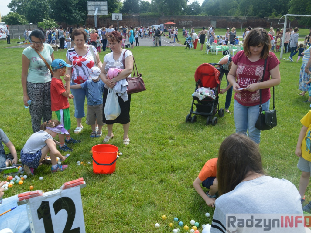 Przedszkolaki bawiły się na świeżym powietrzu