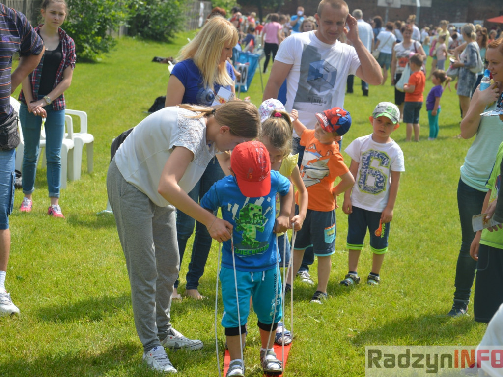Przedszkolaki bawiły się na świeżym powietrzu