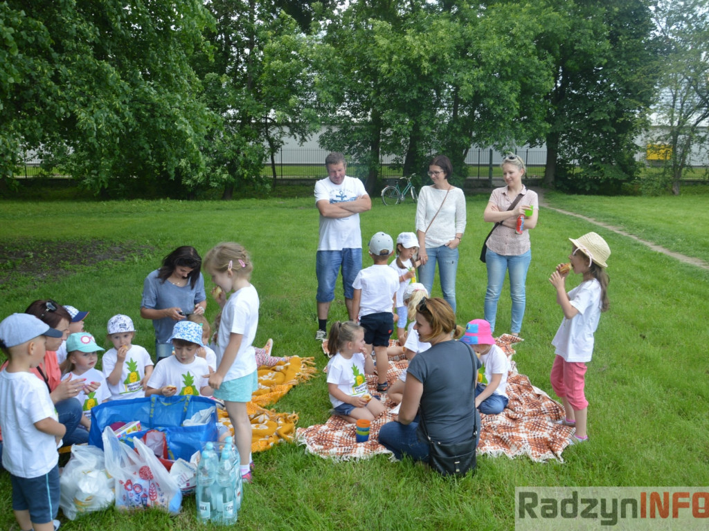 Przedszkolaki bawiły się na świeżym powietrzu