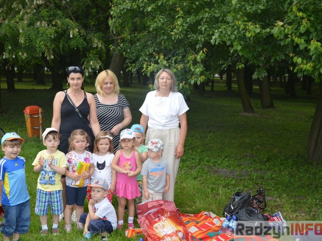 Przedszkolaki bawiły się na świeżym powietrzu