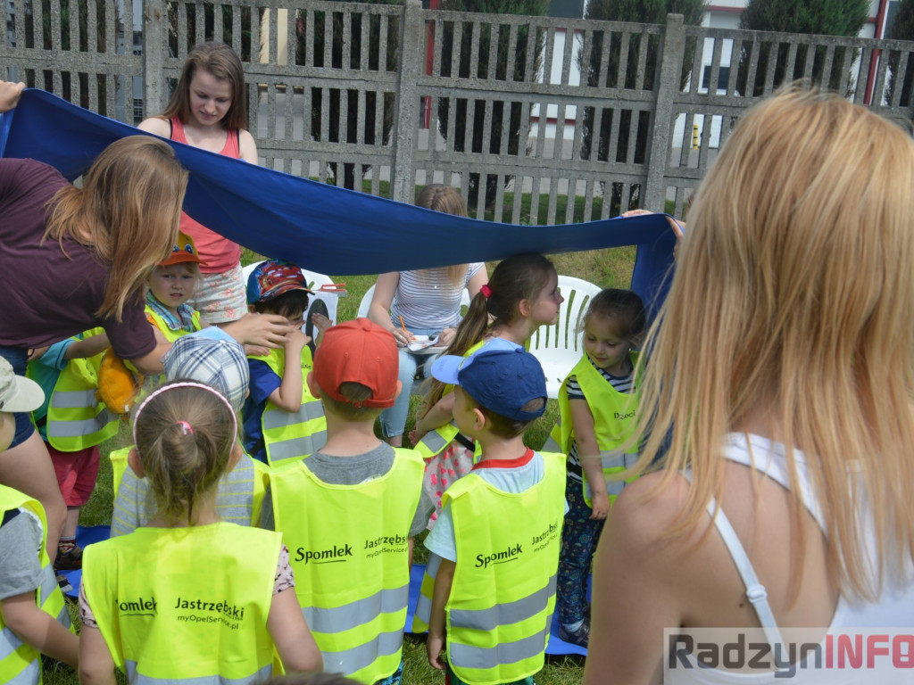 Przedszkolaki bawiły się na świeżym powietrzu
