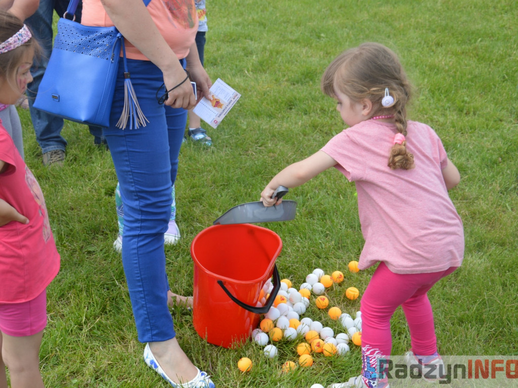 Przedszkolaki bawiły się na świeżym powietrzu