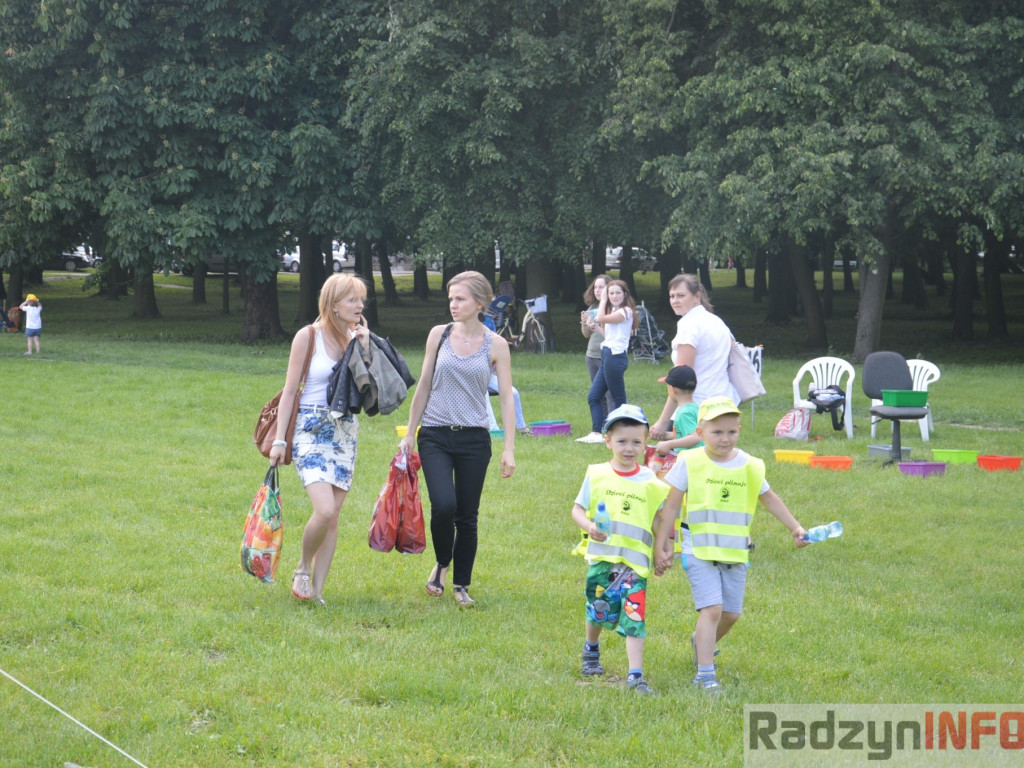 Przedszkolaki bawiły się na świeżym powietrzu