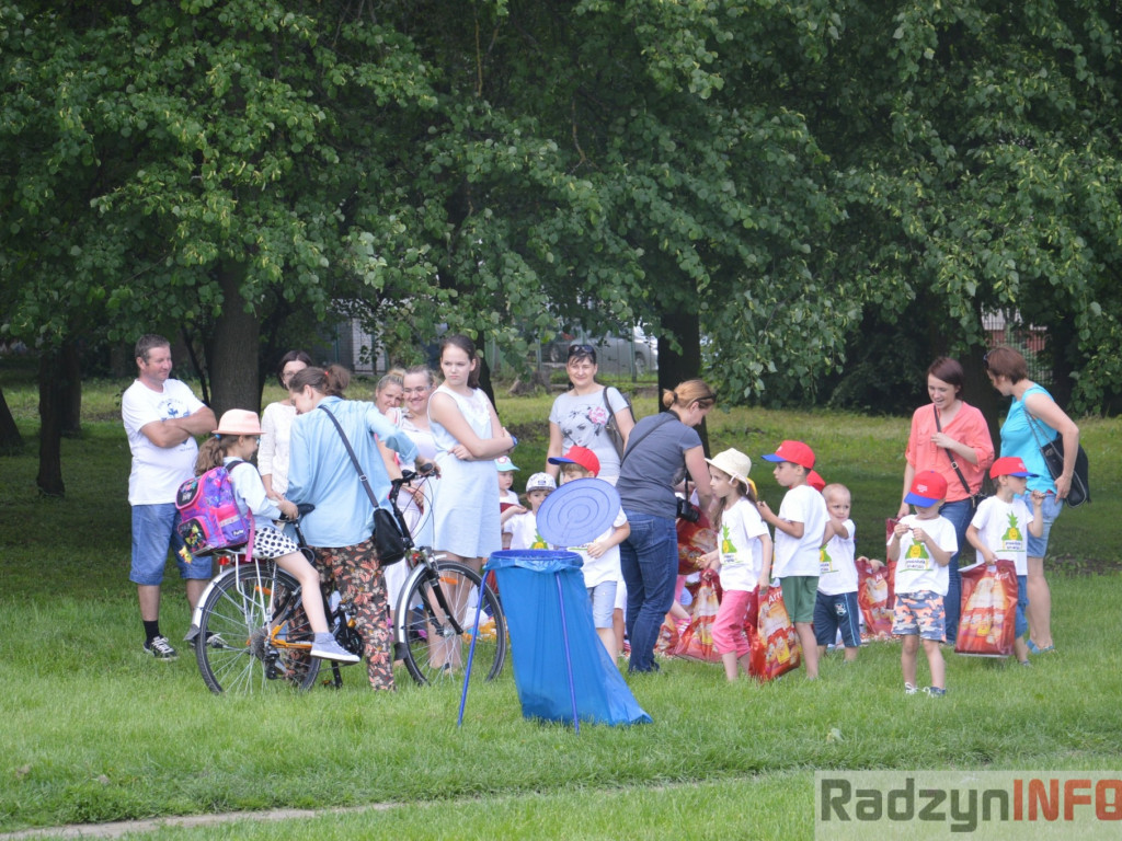 Przedszkolaki bawiły się na świeżym powietrzu
