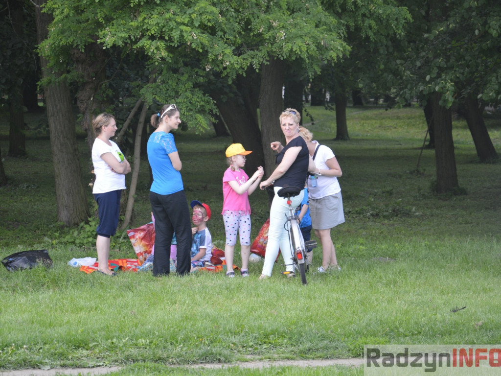 Przedszkolaki bawiły się na świeżym powietrzu