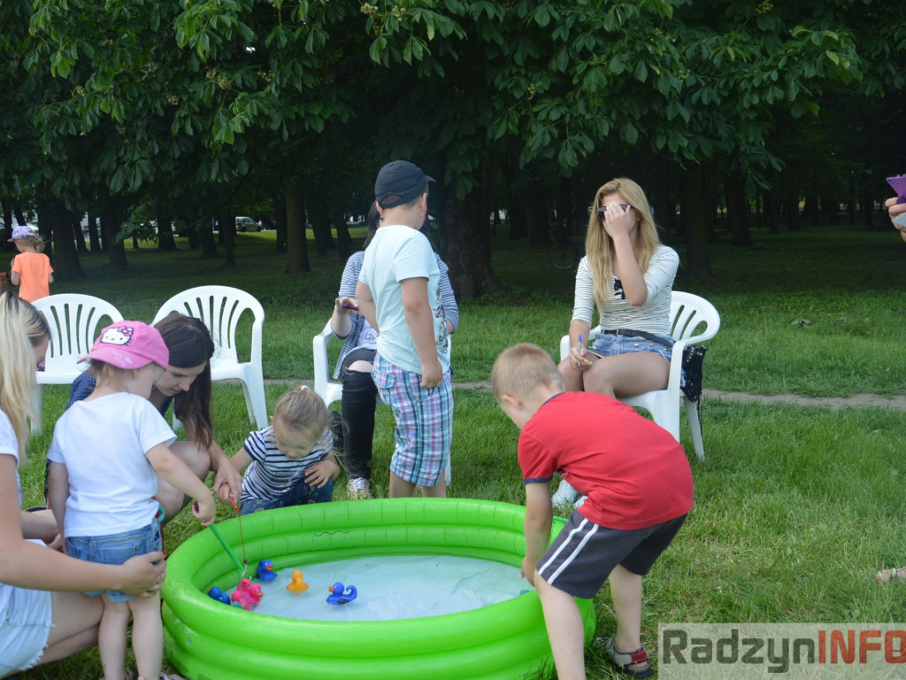 Przedszkolaki bawiły się na świeżym powietrzu