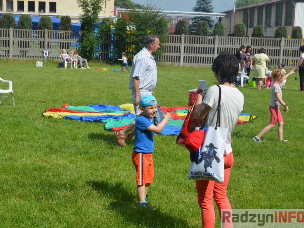 Przedszkolaki bawiły się na świeżym powietrzu