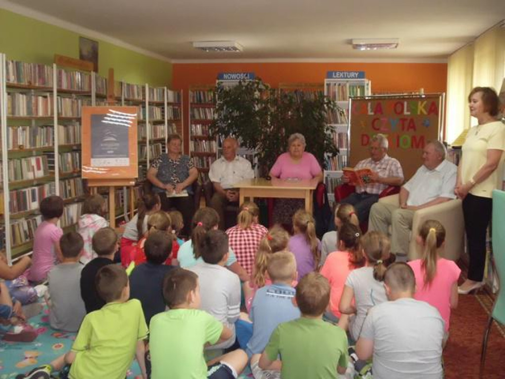 Seniorzy czytali dzieciom
