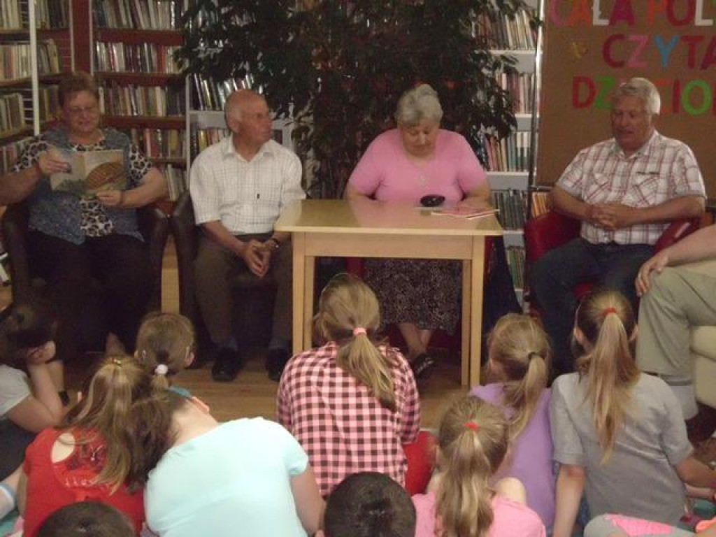 Seniorzy czytali dzieciom