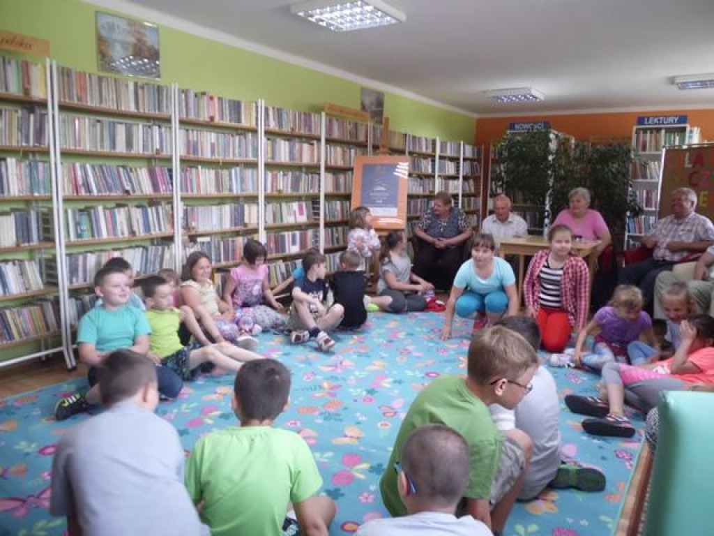 Seniorzy czytali dzieciom