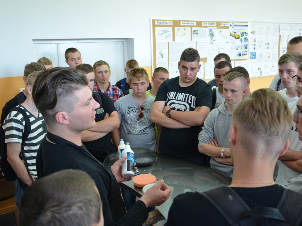 NOVOL szkoli najlepszych - nagroda dla Laureatów II Mistrzostw Młodych Lakierników