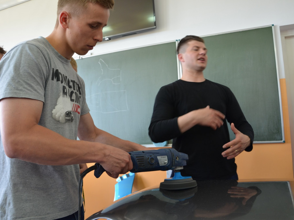 NOVOL szkoli najlepszych - nagroda dla Laureatów II Mistrzostw Młodych Lakierników
