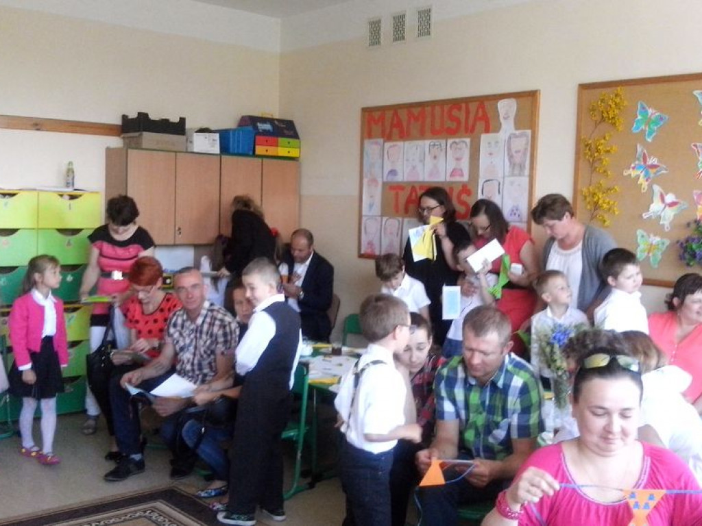 Uczniowie Szkoły Podstawowej w Borkach dla rodziców