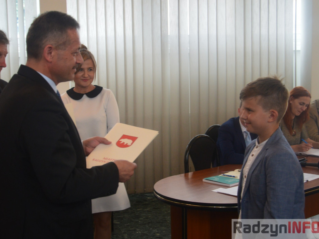 Na Radzie Miasta wyróżniono najlepszych uczniów