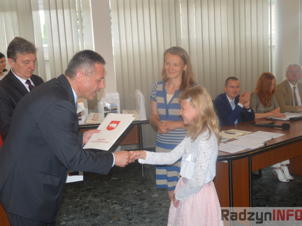 Na Radzie Miasta wyróżniono najlepszych uczniów