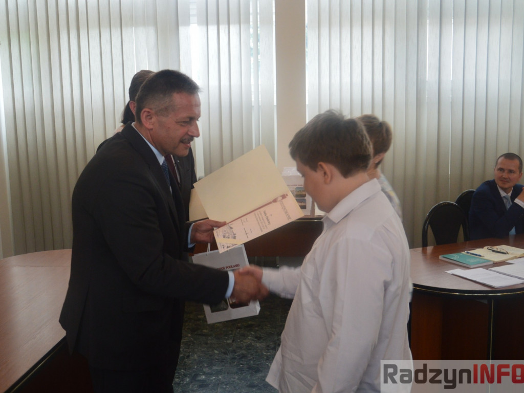 Na Radzie Miasta wyróżniono najlepszych uczniów