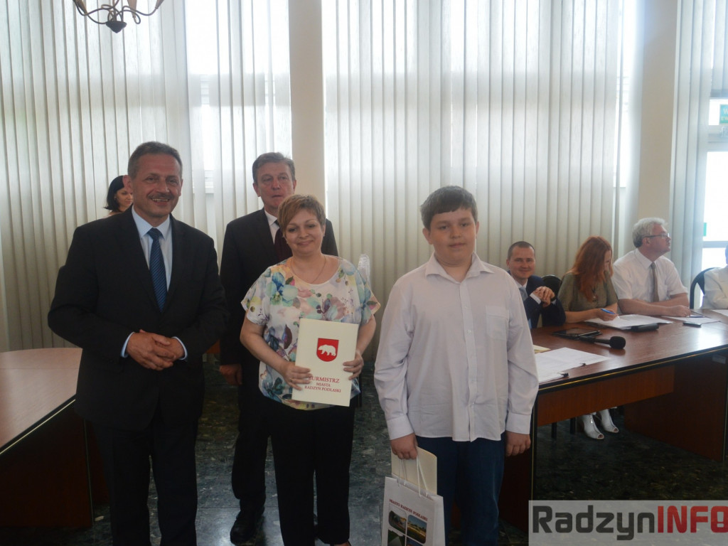 Na Radzie Miasta wyróżniono najlepszych uczniów
