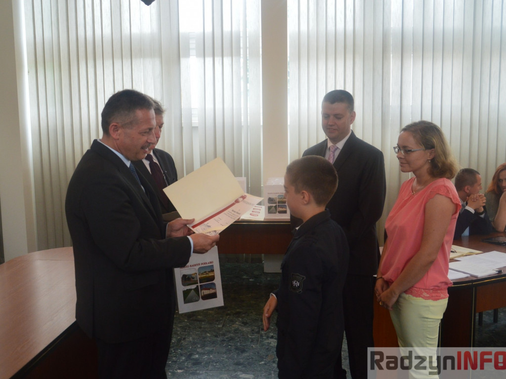 Na Radzie Miasta wyróżniono najlepszych uczniów