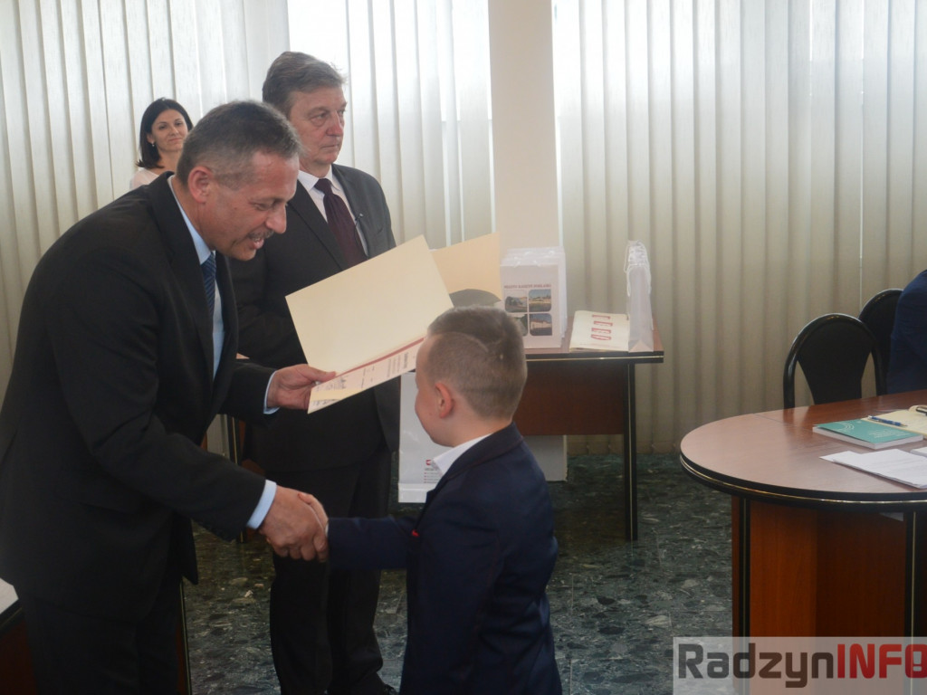 Na Radzie Miasta wyróżniono najlepszych uczniów
