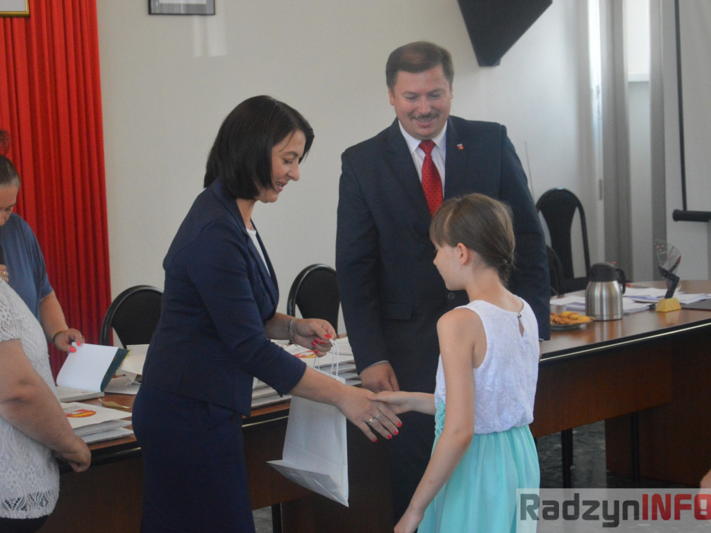 Najlepsi uczniowie wyróżnieni przez wójta Gminy Radzyń