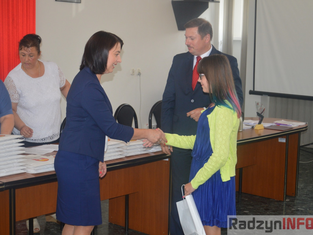 Najlepsi uczniowie wyróżnieni przez wójta Gminy Radzyń