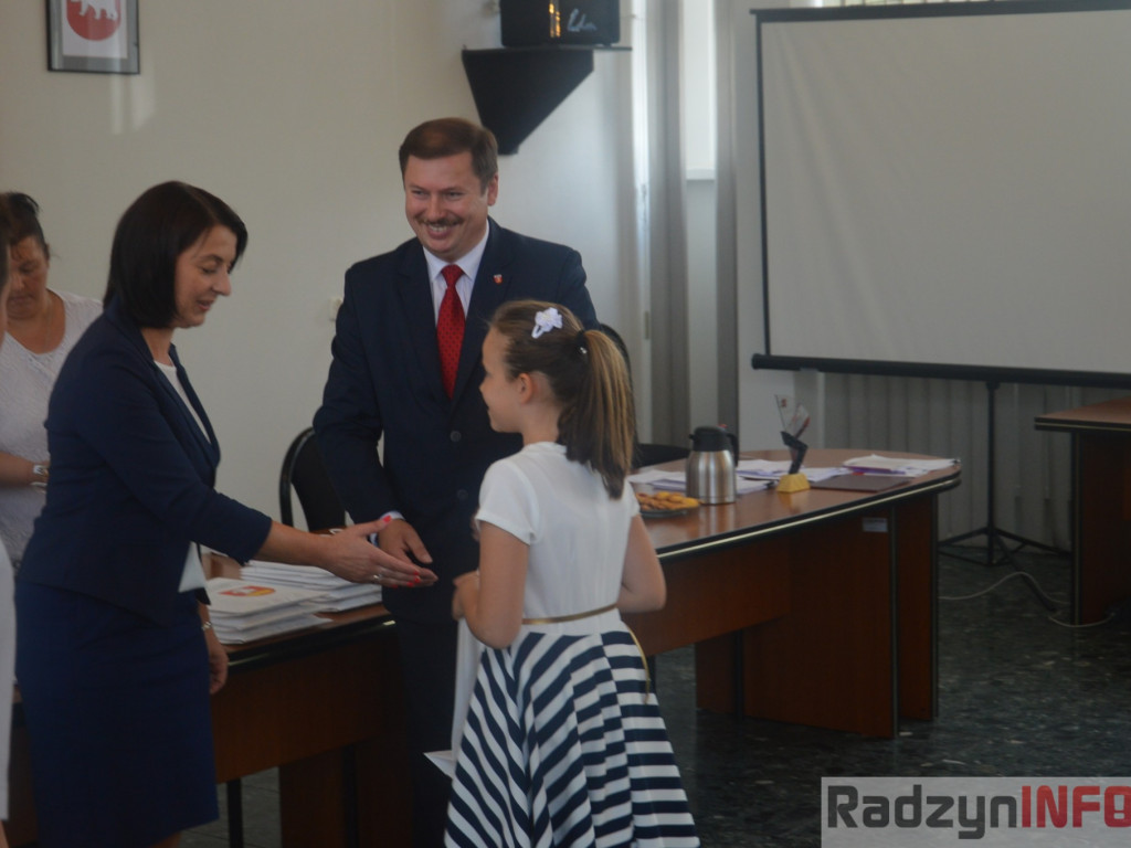 Najlepsi uczniowie wyróżnieni przez wójta Gminy Radzyń