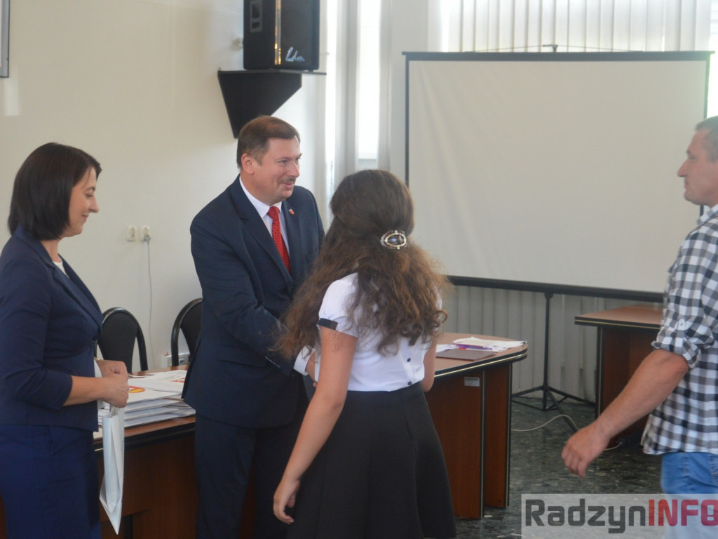 Najlepsi uczniowie wyróżnieni przez wójta Gminy Radzyń