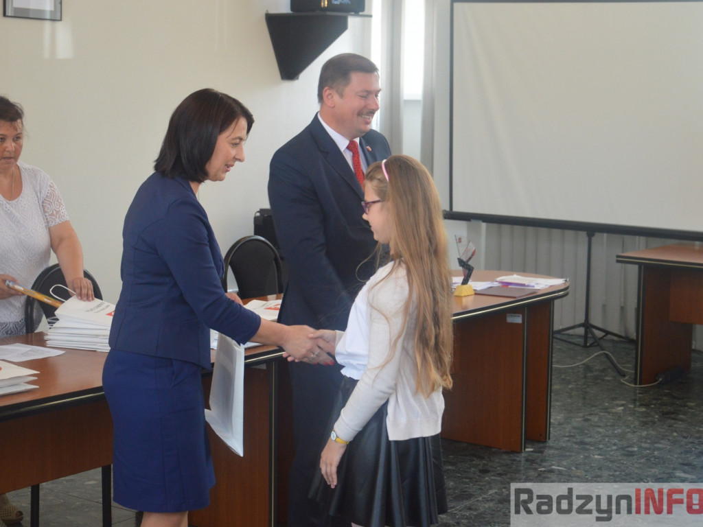 Najlepsi uczniowie wyróżnieni przez wójta Gminy Radzyń