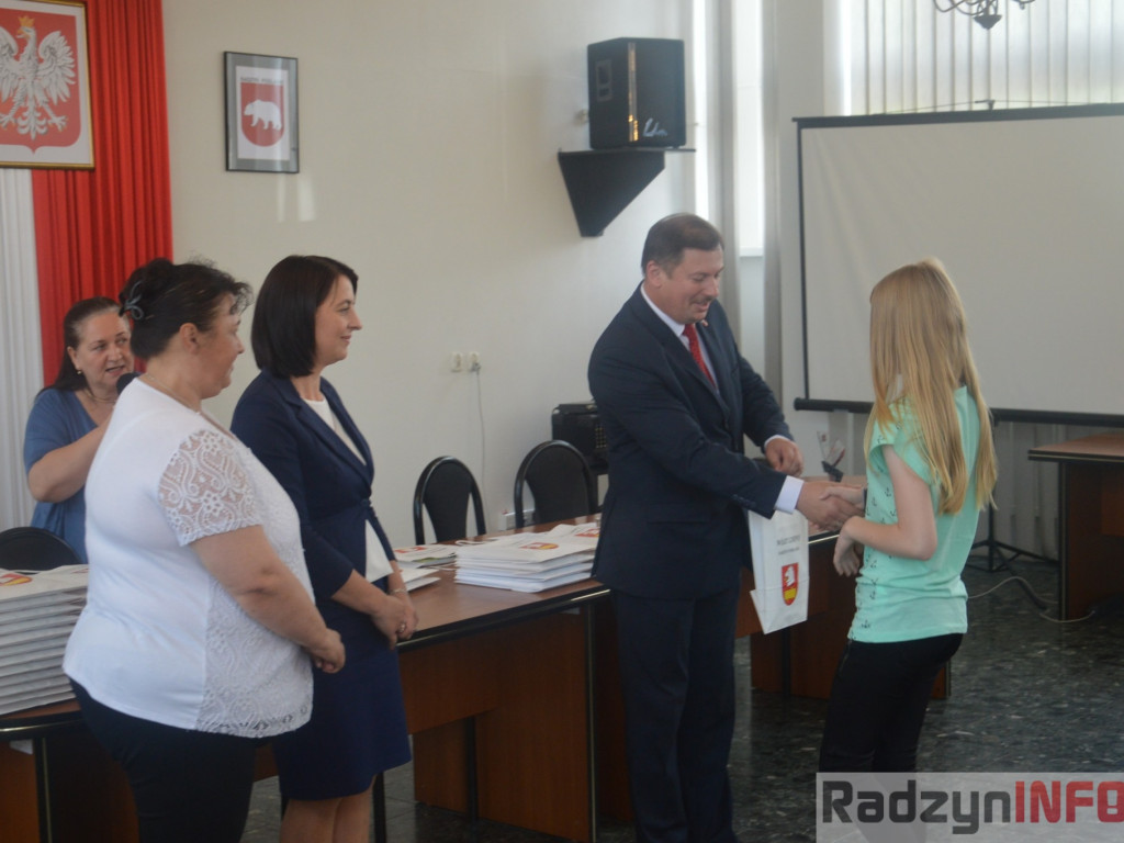 Najlepsi uczniowie wyróżnieni przez wójta Gminy Radzyń