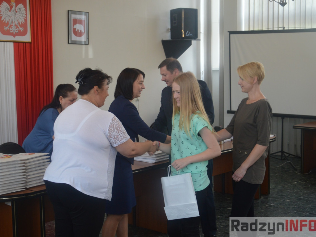 Najlepsi uczniowie wyróżnieni przez wójta Gminy Radzyń