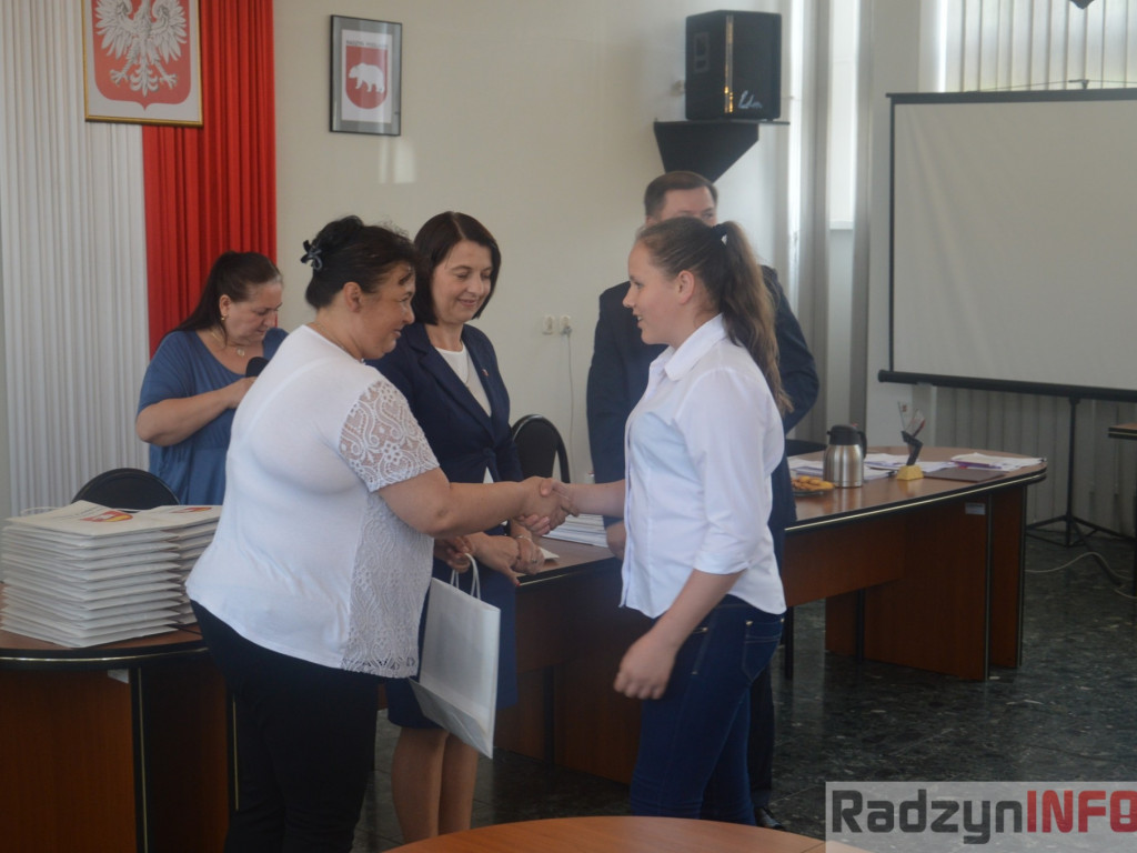 Najlepsi uczniowie wyróżnieni przez wójta Gminy Radzyń