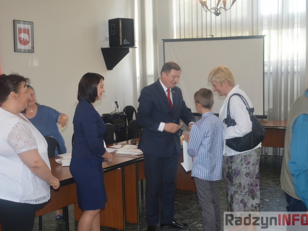Najlepsi uczniowie wyróżnieni przez wójta Gminy Radzyń