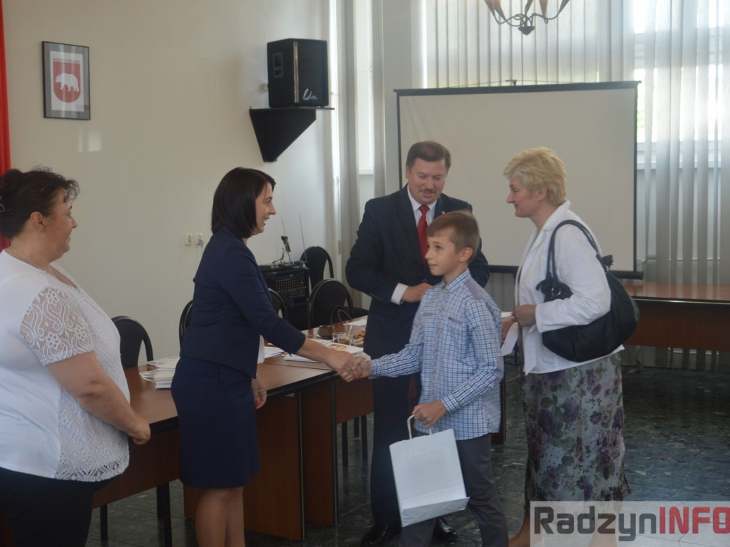 Najlepsi uczniowie wyróżnieni przez wójta Gminy Radzyń