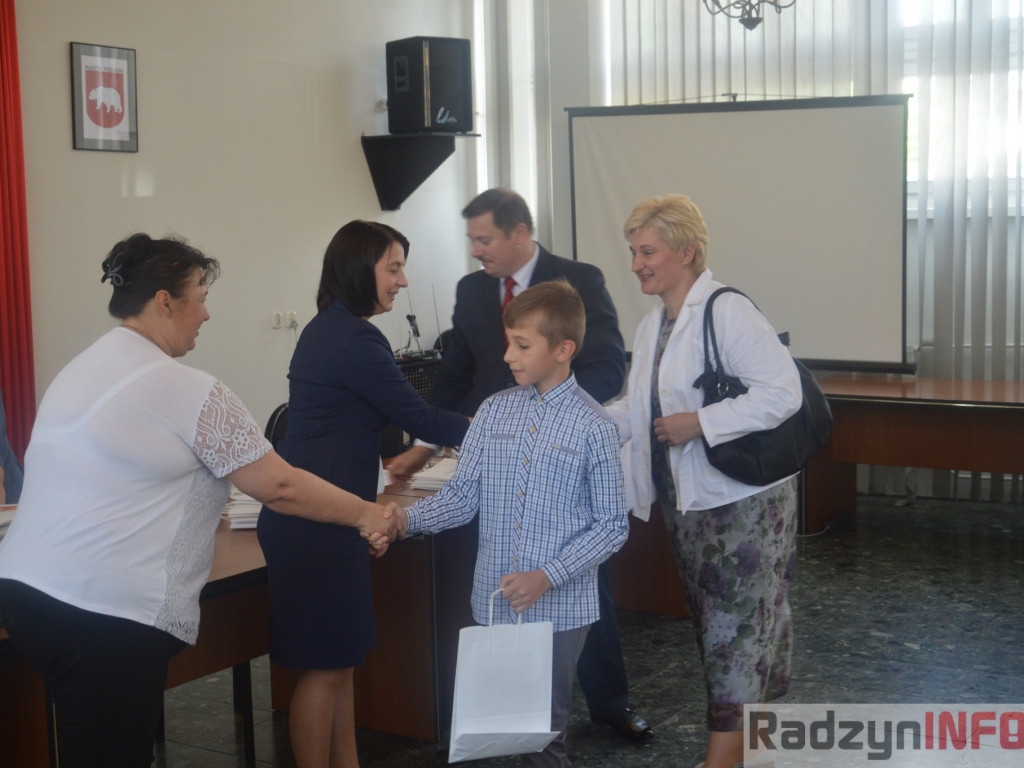 Najlepsi uczniowie wyróżnieni przez wójta Gminy Radzyń