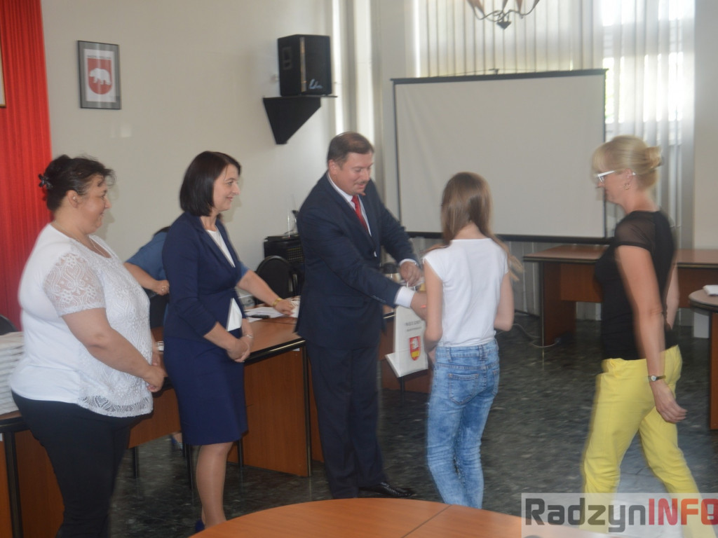 Najlepsi uczniowie wyróżnieni przez wójta Gminy Radzyń