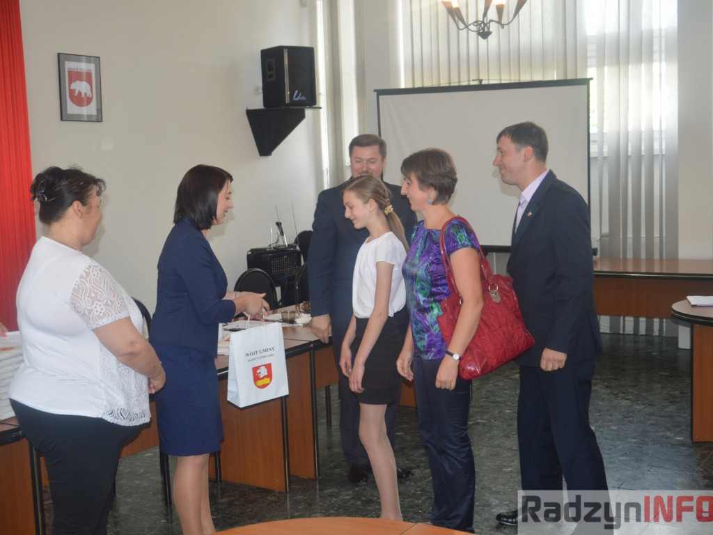 Najlepsi uczniowie wyróżnieni przez wójta Gminy Radzyń
