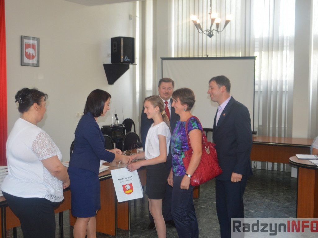 Najlepsi uczniowie wyróżnieni przez wójta Gminy Radzyń
