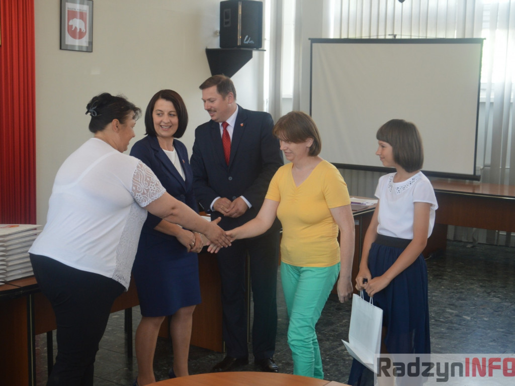 Najlepsi uczniowie wyróżnieni przez wójta Gminy Radzyń