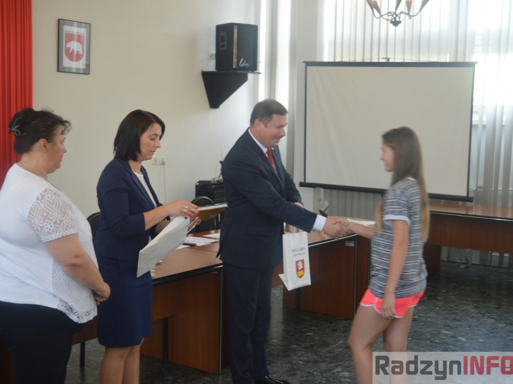 Najlepsi uczniowie wyróżnieni przez wójta Gminy Radzyń