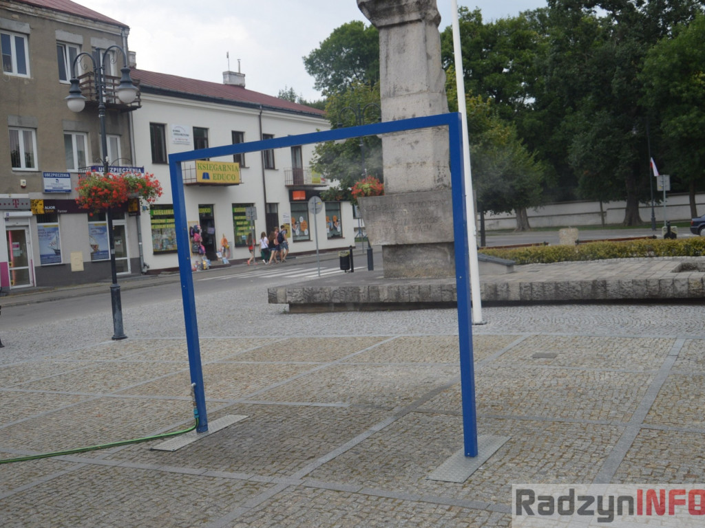 Na Placu Wolności stanęła kurtyna wodna