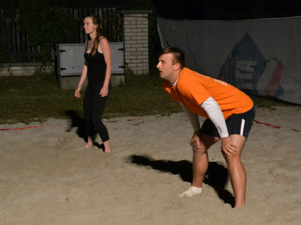 Grali w siatkę noc i dzień