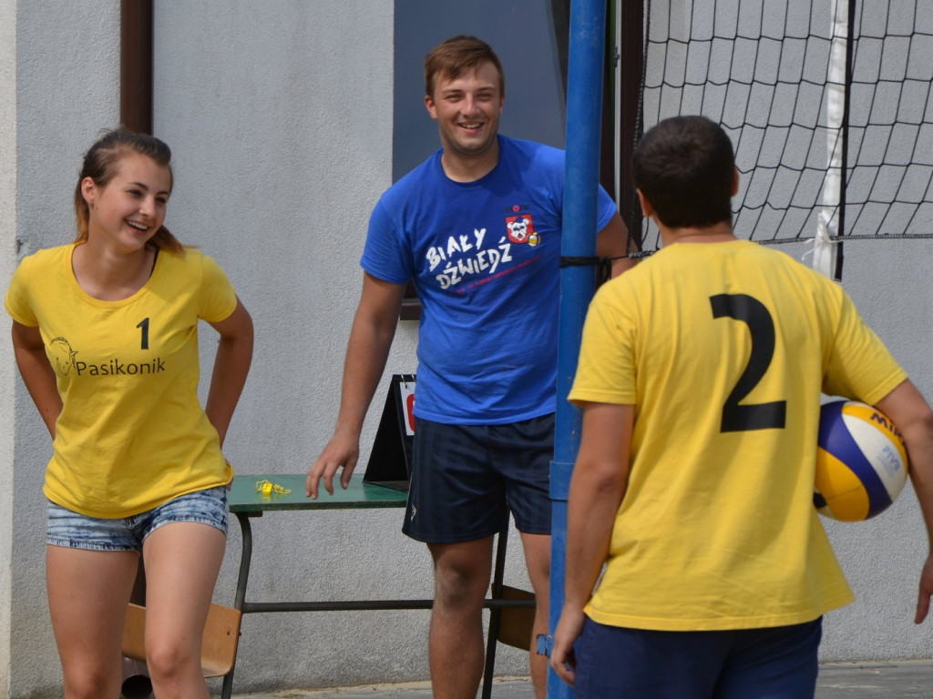 Grali w siatkę noc i dzień