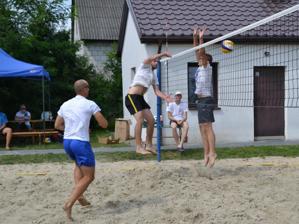 Grali w siatkę noc i dzień